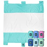 Manta de playa Sand Escape. Alfombra de playa compacta para exteriores hecha de resistente nailon paracaídas. Tamaño grande 7 'x 9'. Incluye ancla de arena construida y bolsillo con cremallera para mercancías.